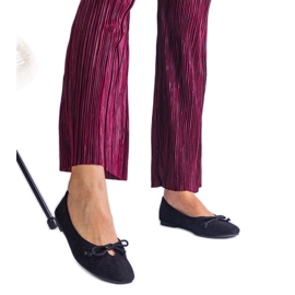 Svarta ballerinor med en dekorativ båge