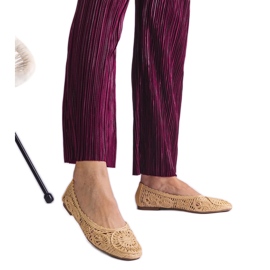 Beige flätade balettlägenheter