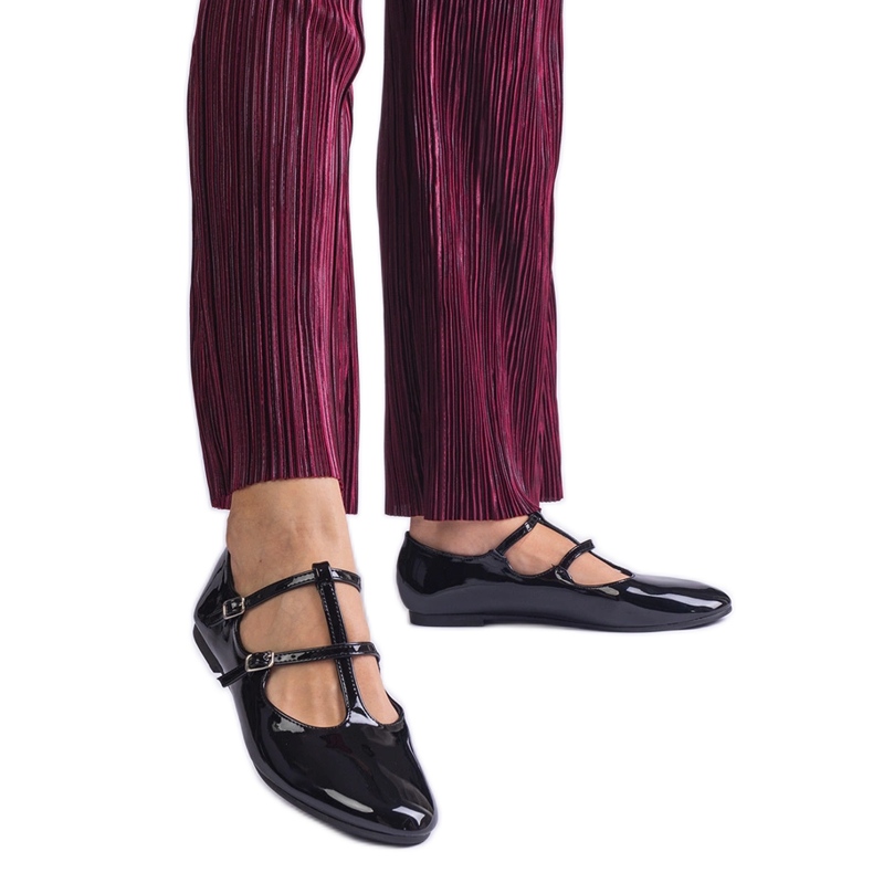 Svarta ballerinor lackerade med ett spänne