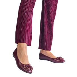 Bourgogne balettlägenheter dekorerade med en blomma röd