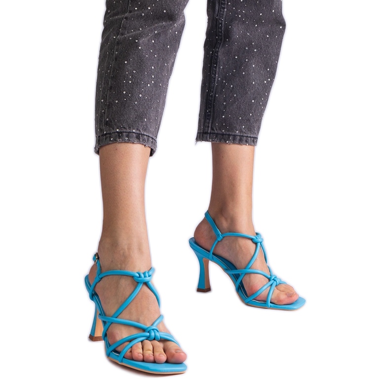 Blå höga klackar med en fyrkantig näsa