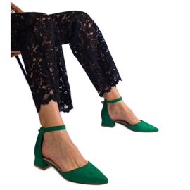 Gröna pumpar på en låg stolpe