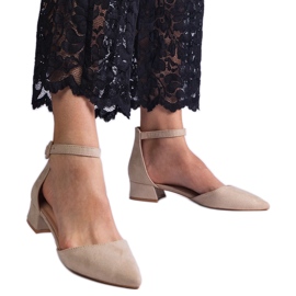 Beige pumps med låga klackar