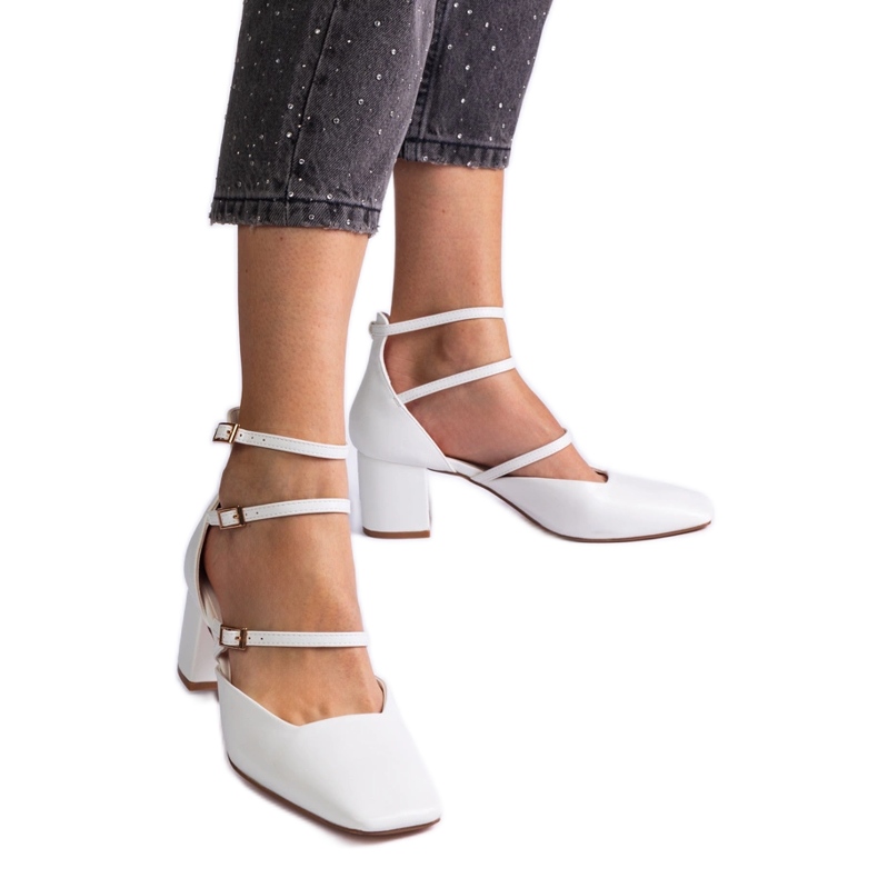 Vita pumpar på pelaren med spännen