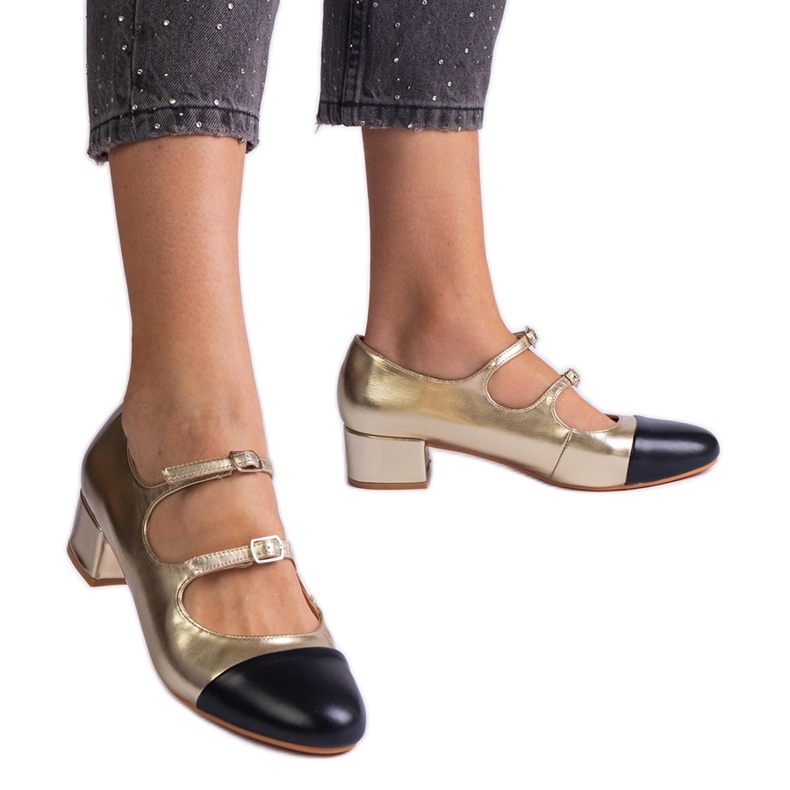 Gyllene pumpar på den svarta näsan