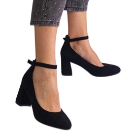 Svarta pumpar på eko-läderpelaren