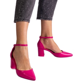 Rosa rosa pumpar på stolpen