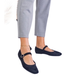 Svarta ballerinor med ett bälte och en fyrkantig näsa