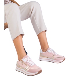 Rosa sportsneakers på plattformen med en gyllene införande