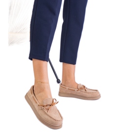 Beige kvinnors loafers från Ekozamsz med en båge