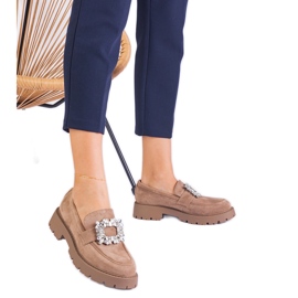 Beige kvinnors loafers från Ekozamsz med en elegant dekoration