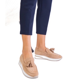 Beige kvinnors loafers på plattformen med fransar