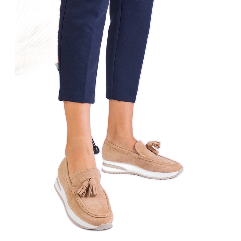 Beige kvinnors loafers på plattformen med fransar