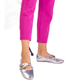 Silver Metallic Ballerinas gjorda av Eco -Leather dekorerade med spännen silver-