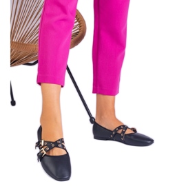 Svarta ballerinor gjorda av eko -läder dekorerade med spännen