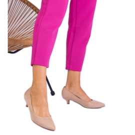 Beige pumpar från Ekozamsz på en låg stift