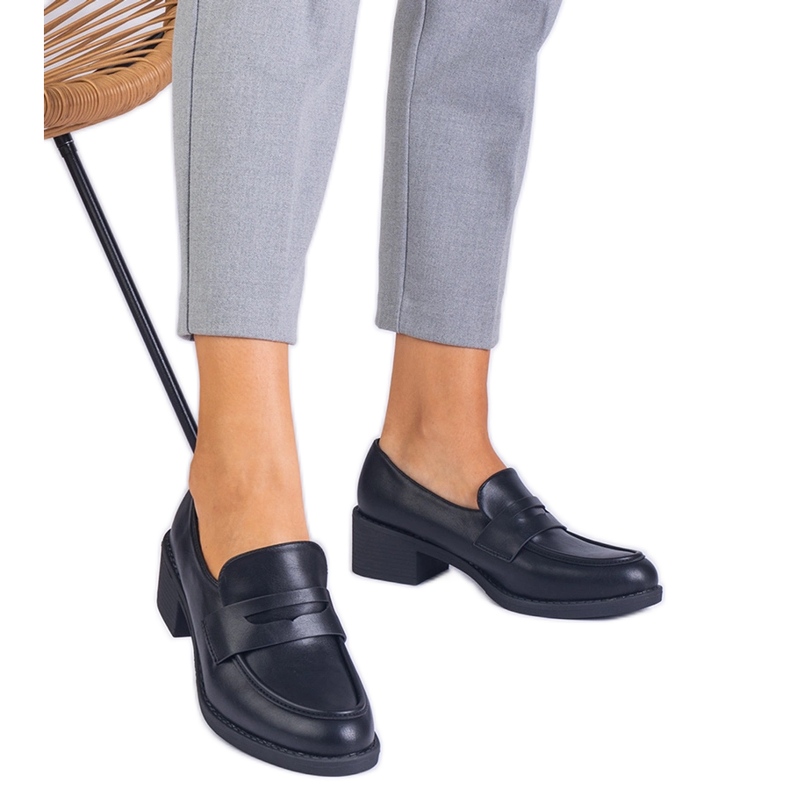 Svart eko -läderpumpar på en låg stolpe