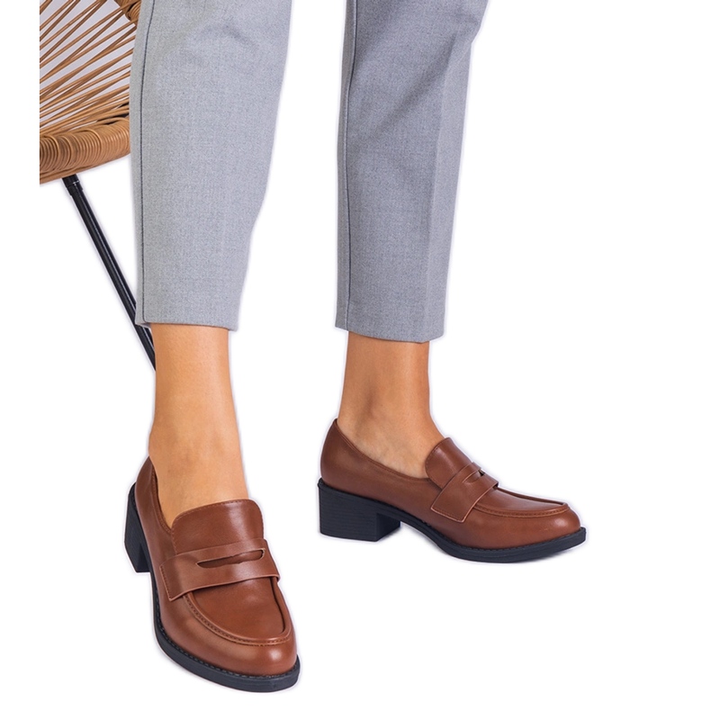 Brown Eco -Leather Pumps på en låg stolpe brun