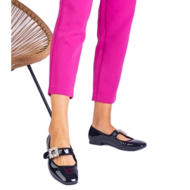 Svart lackerade ballerinor dekorerade med ett spänne