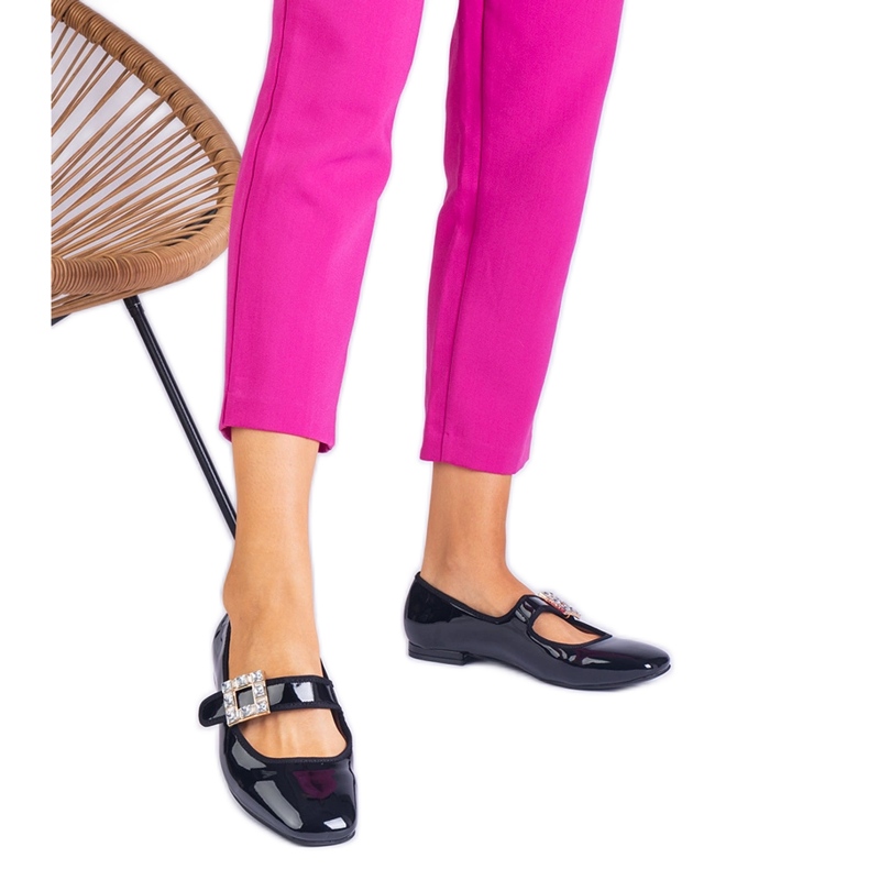 Svart lackerade ballerinor dekorerade med ett spänne