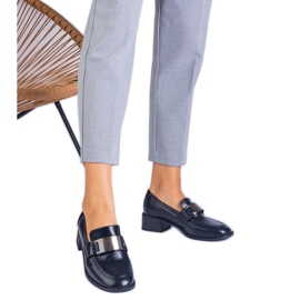 Svarta pumpar på en låg stolpe med en metallisk dekoration