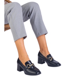 Svarta pumpar på stolpen med en metallisk dekoration