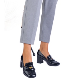 Svartlackade pumps på stolpen