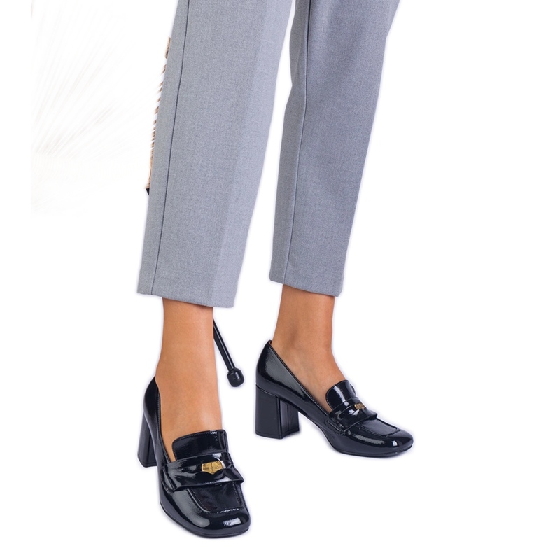 Svartlackade pumps på stolpen