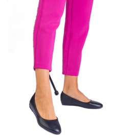 Svarta ballerinor på en dold kil av eko -läder