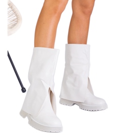 Vita stövlar med en trasig övre