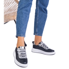 Svarta kvinnors sneakers dekorerade med glitter