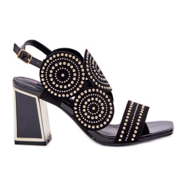 Dekorerade sandaler på den svarta stolpen