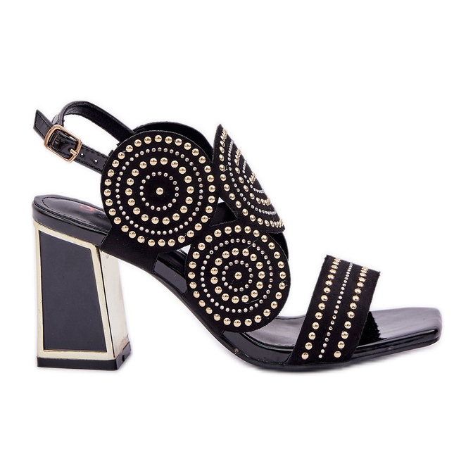 Dekorerade sandaler på den svarta stolpen