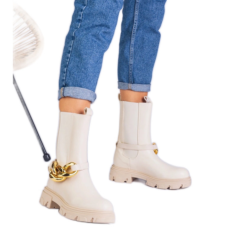 Beige ankelstövlar dekorerade med en massiv kedja