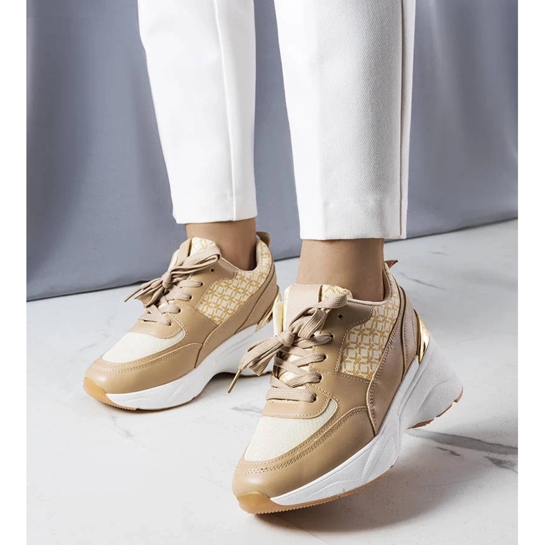 D/GMR Beige sneakers dekorerade med Lora-monogrammet