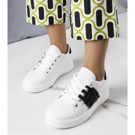 D/GMR Vita sneakers dekorerade med ett svart Erin-spänne