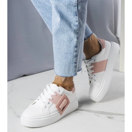 D/GMR Vita sneakers dekorerade med ett rosa Toni-spänne