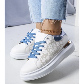 D/GMR Vita och blå skor dekorerade med perforeringar från Erin