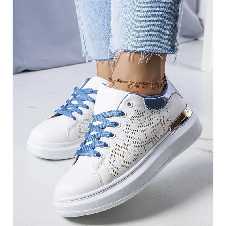 D/GMR Vita och blå skor dekorerade med perforeringar från Erin