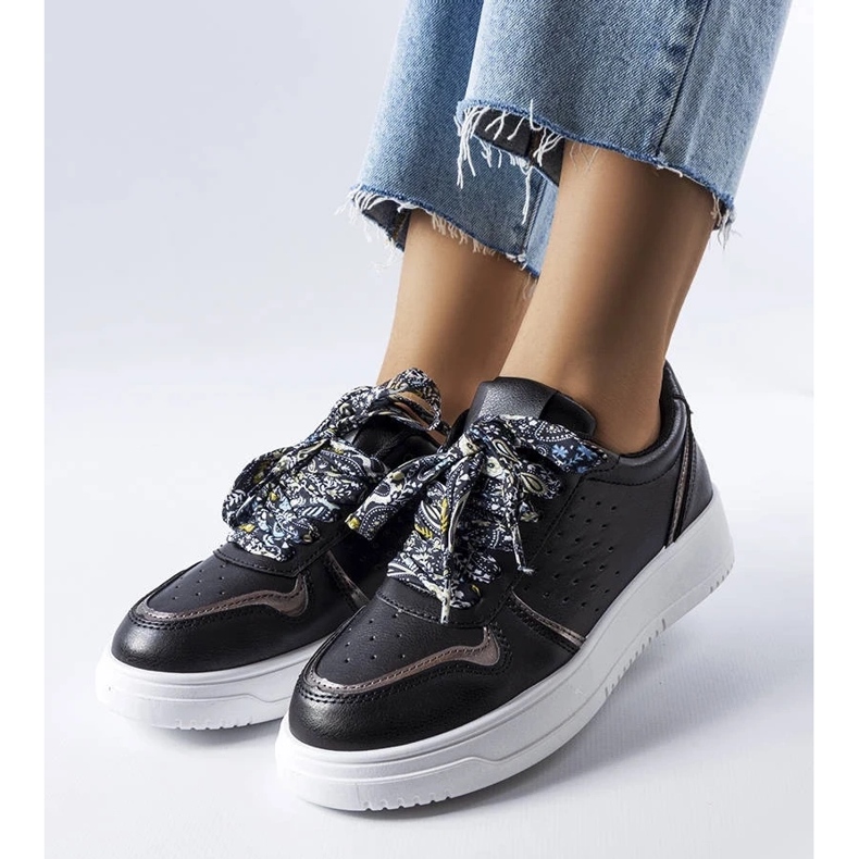 D/GMR Svarta sneakers bundna med ett Pryor -band