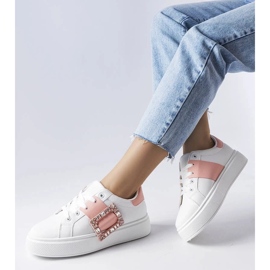 D/GMR Vita sneakers dekorerade med ett rosa Ike-spänne