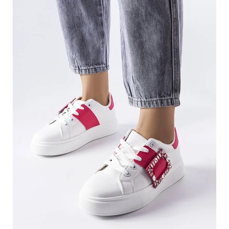 D/GMR Vita sneakers dekorerade med ett rosa Ike-spänne