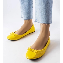 D/GMR Gula ballerinor dekorerade med en Vaillancour-rosett