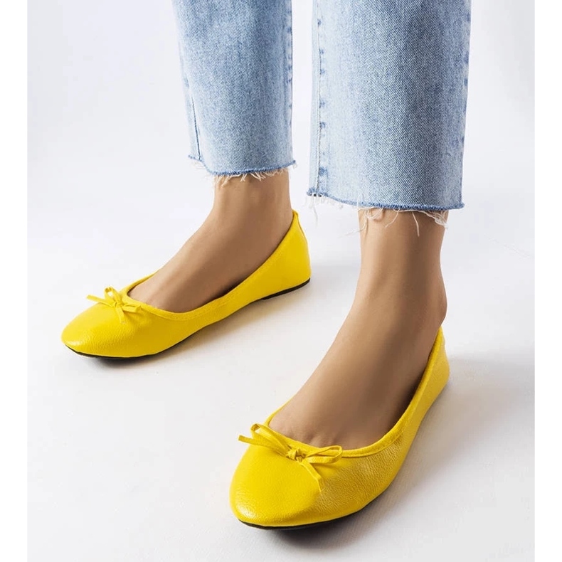 D/GMR Gula ballerinor dekorerade med en Vaillancour-rosett