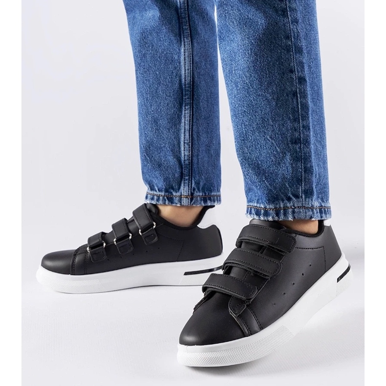 D/GMR Svarta sneakers fästade med kardborrparé - vit sula