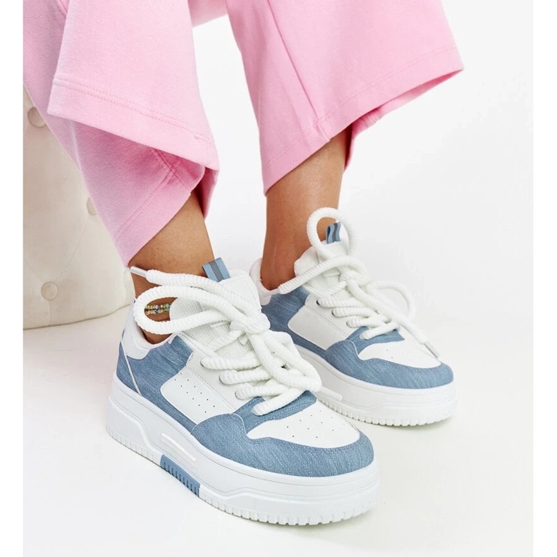 D/GMR Vita och blåa sneakers på Szekeres-plattformen