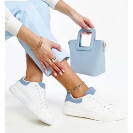 D/GMR Vita och blå sneakers på Ariam -plattformen