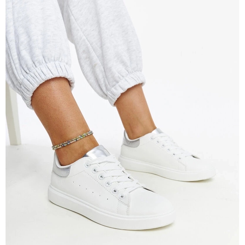 D/GMR Vita och silver sneakers på Ariam -plattformen