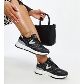 Svarta sneakers med tjock Cettina-sula