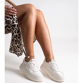 Beige läder sneakers på en tjock aria sula